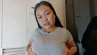 Asyalı MILF BBW, emziren büyük göğüslerini emdiriyor, yetişkin emzirme sütü göğüsleri