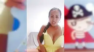 Asyalı iri göğüslü genç kız Joon Mali, tutkulu poz verdikten sonra yeni büyük seks oyuncağını deniyor.