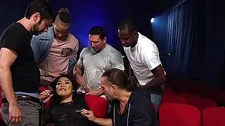 亚洲辣妹被跨种族轮奸